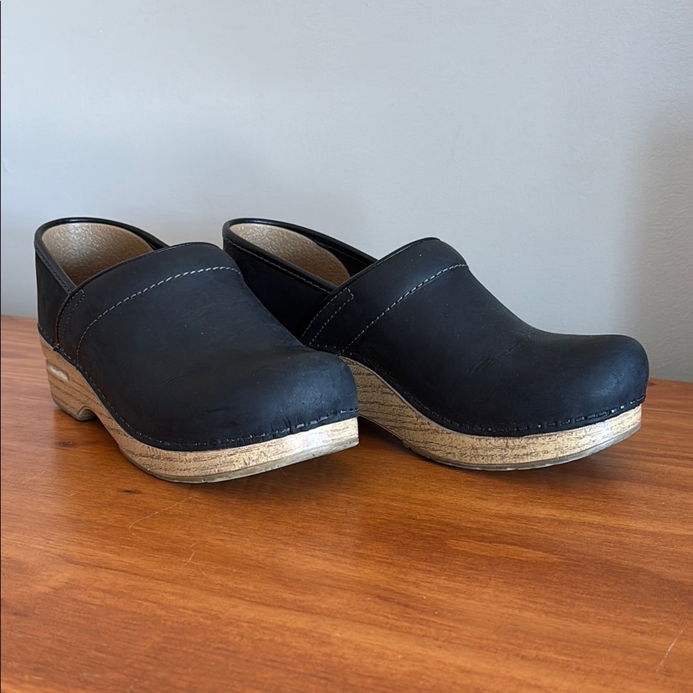 Dansko Size 38 Women's Black Clogs
